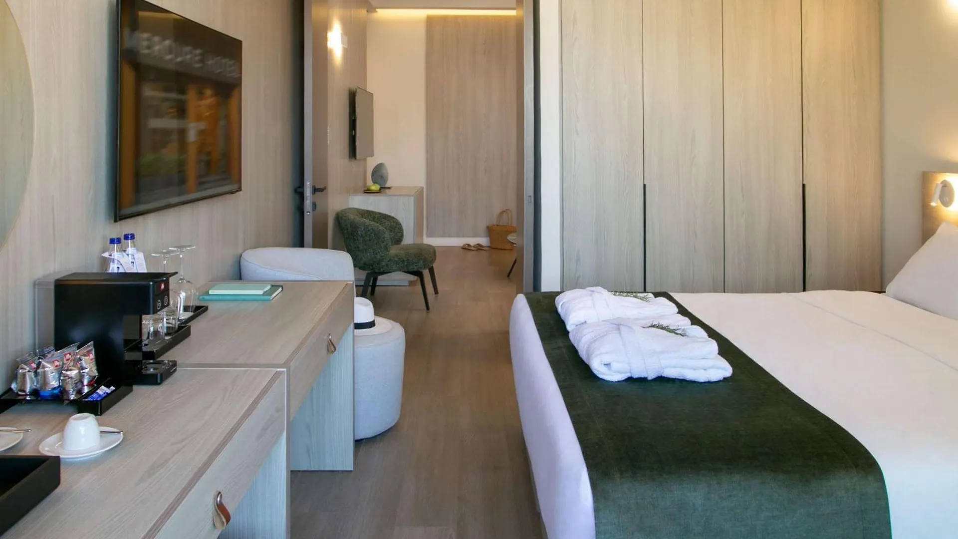 Mercure Larnaca City 3*,